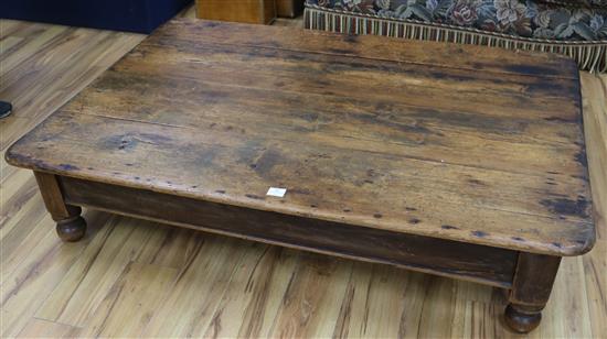 A pine coffee table, W.153cm